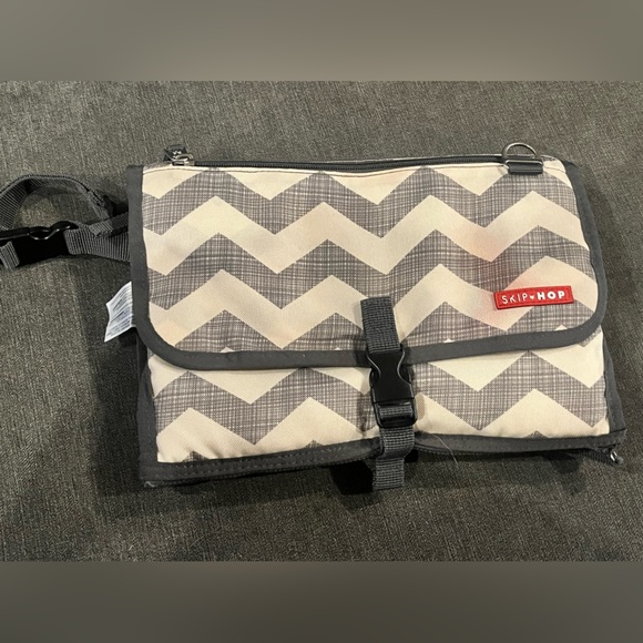 Skip Hop - Portable Changing Pad Pronto Clutch Baby / Infant Diaper Wipes Holder - Picture 3 of 13